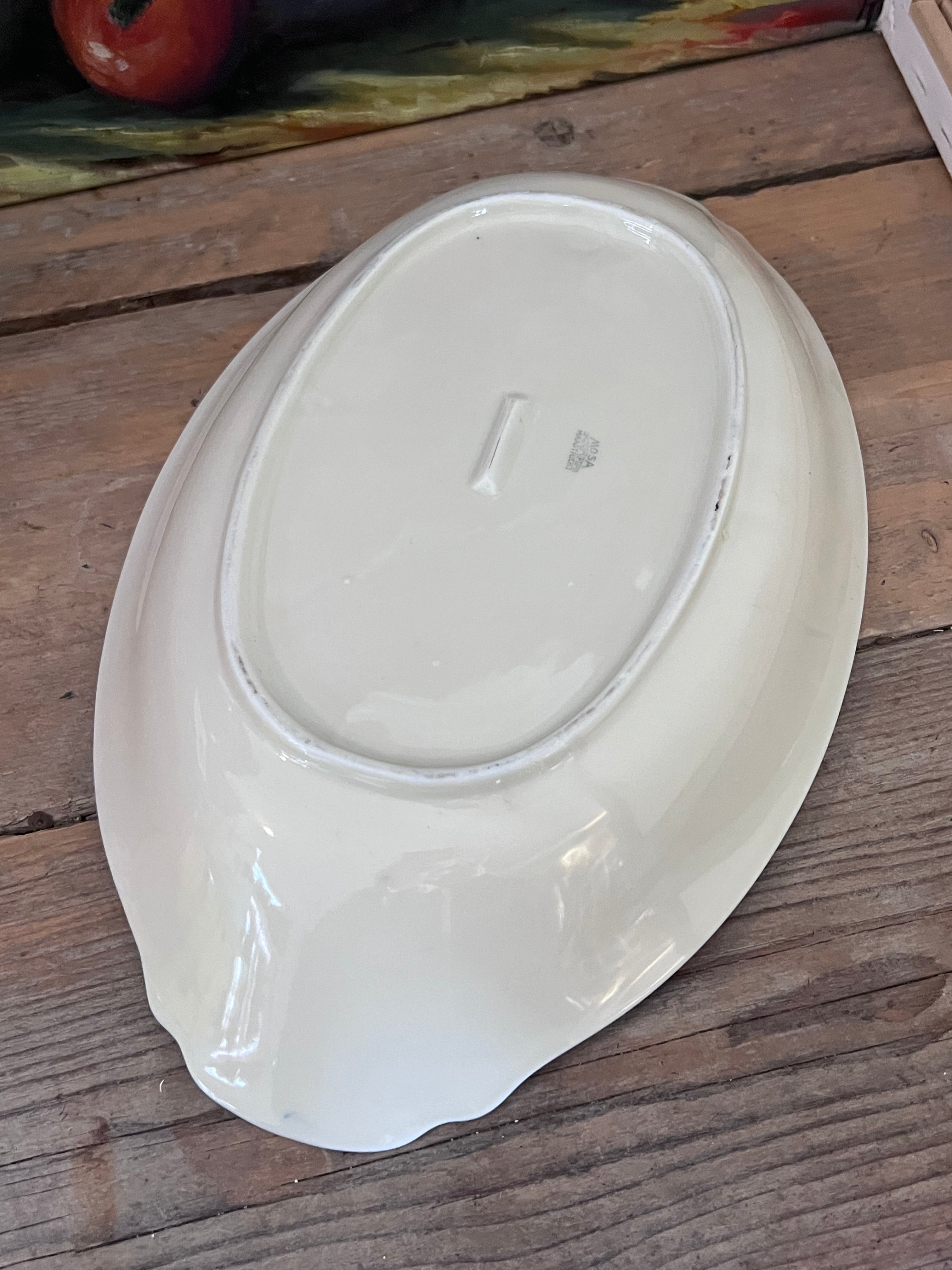 Mosa serveerschaal, vintage serveerschaal, Mosa vintage servies, serveerschaal met bloemenrand, blauw-witte rozen servies, vintage servies keramiek, bloemenmotief servies, romantisch servies, keramische serveerschaal, decoratieve serveerschaal.