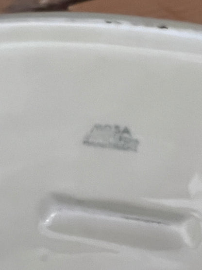 Mosa serveerschaal, vintage serveerschaal, Mosa vintage servies, serveerschaal met bloemenrand, blauw-witte rozen servies, vintage servies keramiek, bloemenmotief servies, romantisch servies, keramische serveerschaal, decoratieve serveerschaal.