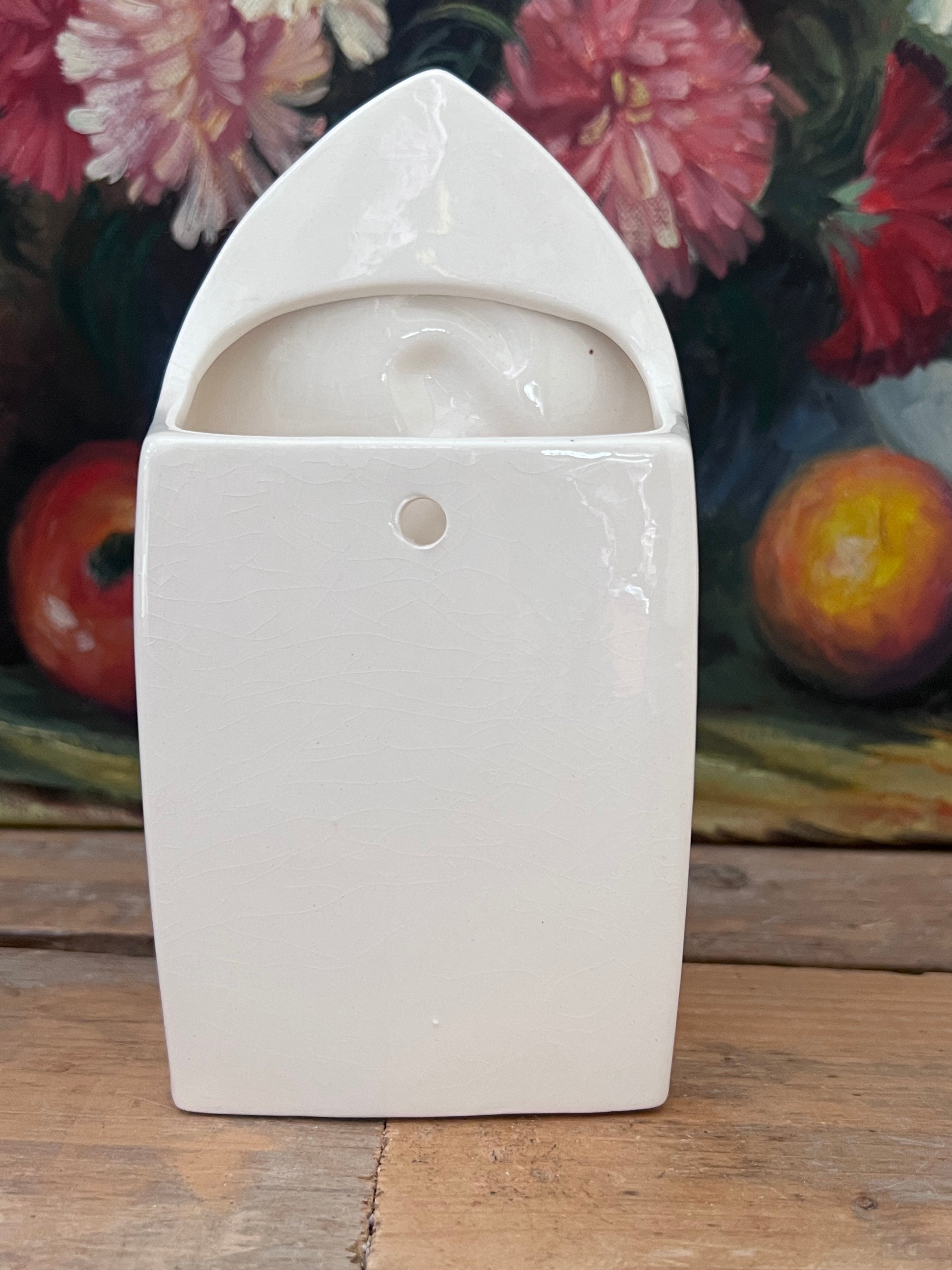 muurvaas Moeder Maria, keramische muurvaas, wandvaas Moeder Maria, keramiek wanddecoratie, decoratieve muurvaas, spirituele woondecoratie, handgemaakte muurvaas, Moeder Maria decor, bloemenvaas muurhanger