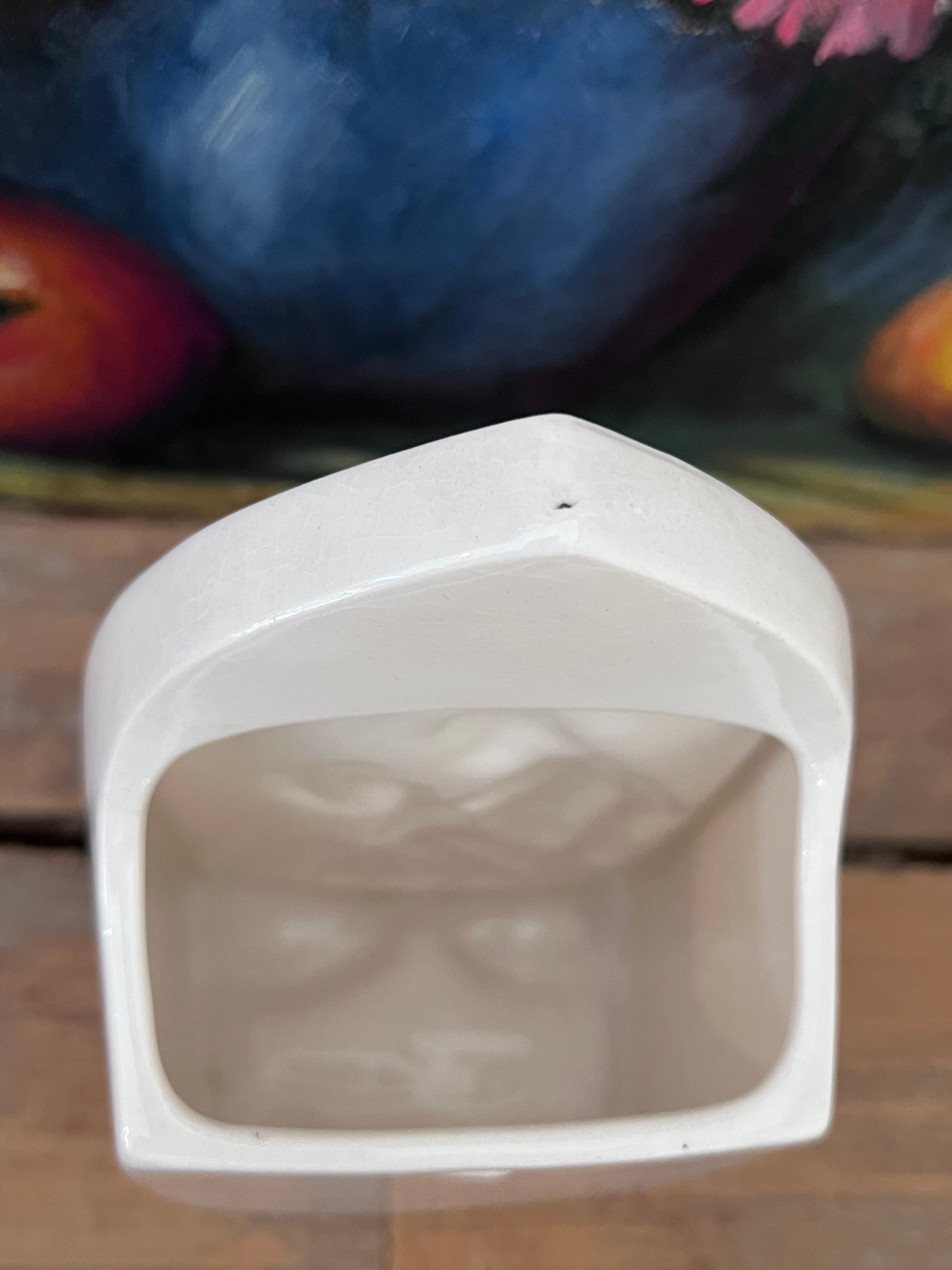 muurvaas Moeder Maria, keramische muurvaas, wandvaas Moeder Maria, keramiek wanddecoratie, decoratieve muurvaas, spirituele woondecoratie, handgemaakte muurvaas, Moeder Maria decor, bloemenvaas muurhanger