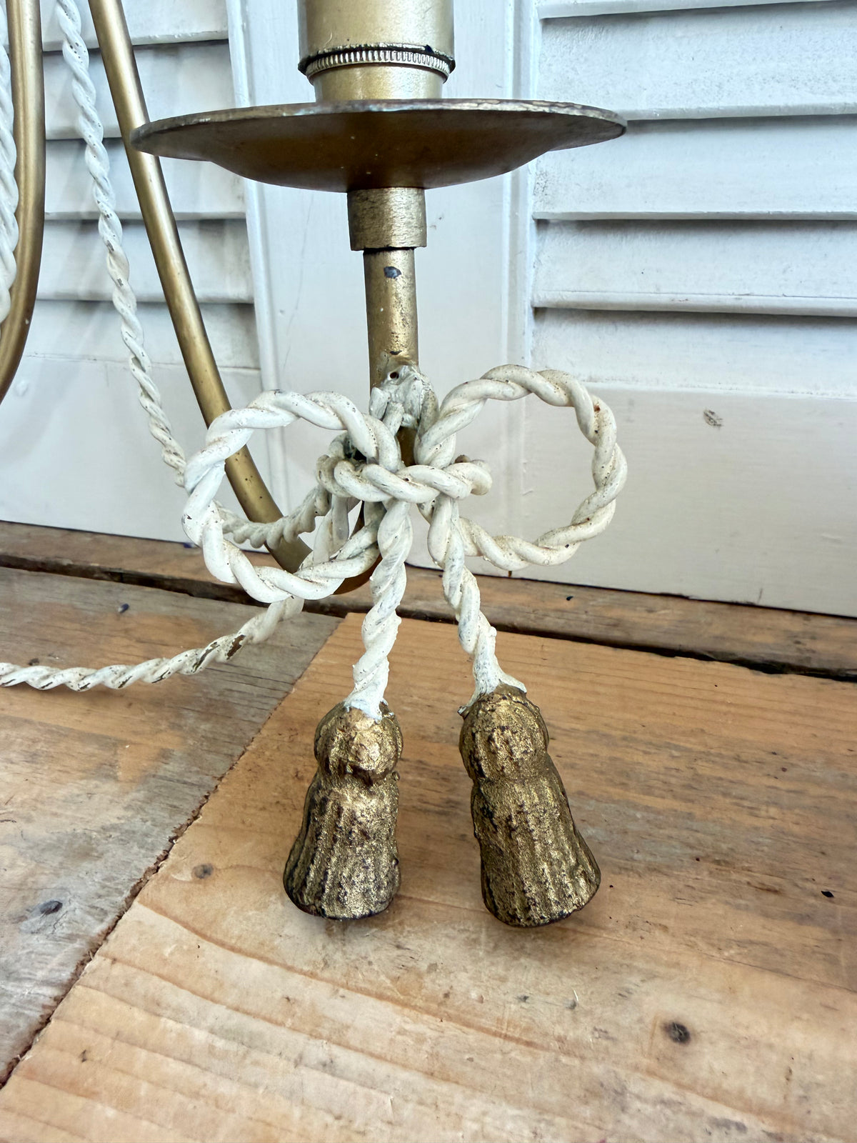 Vintage wandlamp, goudkleurige wandlamp, wandlamp met strikjes, Louis XV! stijl, neoclassistische wandlamp, vintage wandverlichting, brocante wandlamp,verlichting, metalen wandlamp jaren 80, Sofia&