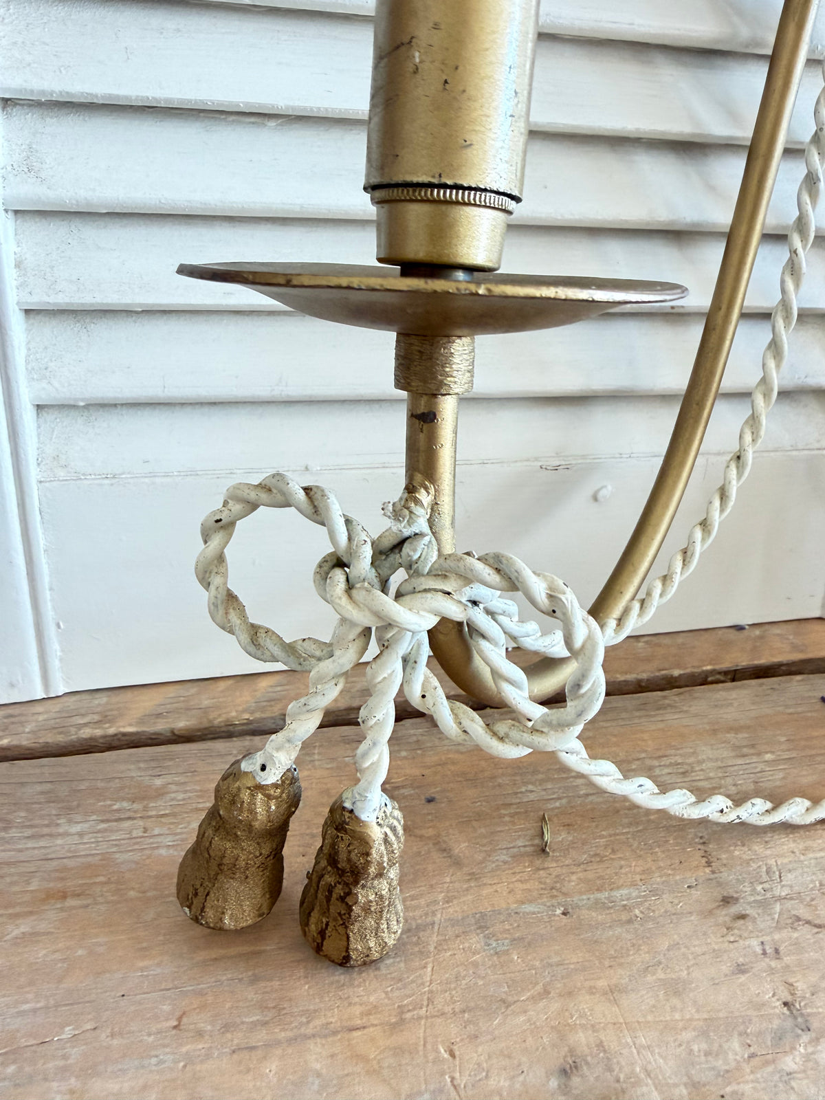Vintage wandlamp, goudkleurige wandlamp, wandlamp met strikjes, Louis XV! stijl, neoclassistische wandlamp, vintage wandverlichting, brocante wandlamp,verlichting, metalen wandlamp jaren 80, Sofia&