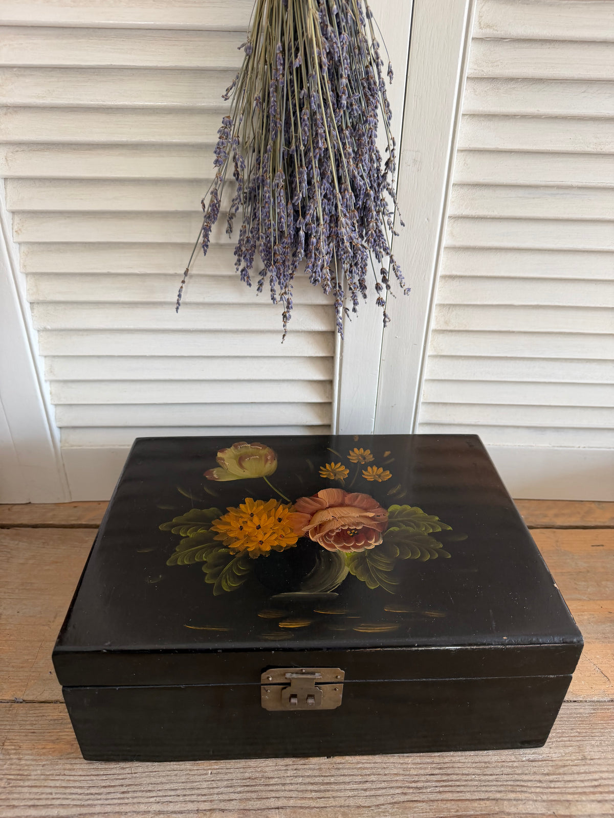 vintage houten opbergdoos, handbeschilderde houten doos, vintage sieradendoos, zwarte houten doos met bloemen, beschilderde opbergdoos, vintage bloemendoos, brocante opbergdoos, vintage bewaardoos, Sofia&