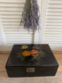 vintage houten opbergdoos, handbeschilderde houten doos, vintage sieradendoos, zwarte houten doos met bloemen, beschilderde opbergdoos, vintage bloemendoos, brocante opbergdoos, vintage bewaardoos, Sofia&