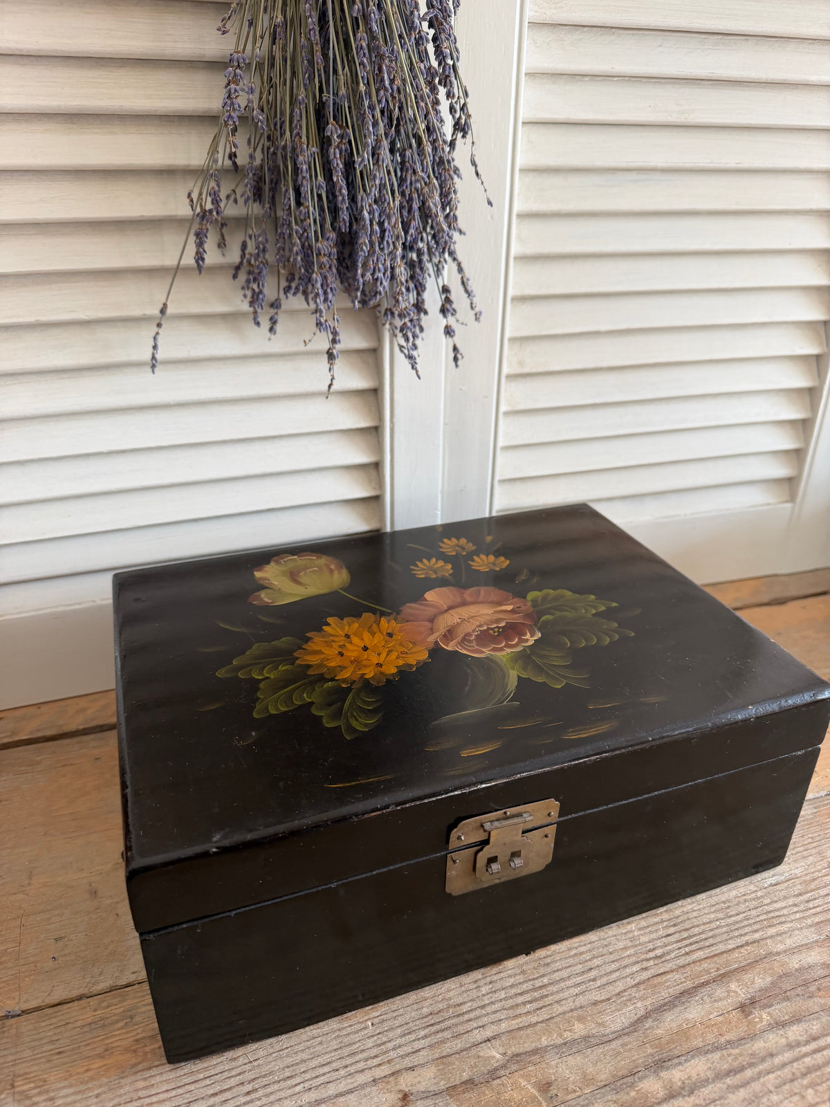 vintage houten opbergdoos, handbeschilderde houten doos, vintage sieradendoos, zwarte houten doos met bloemen, beschilderde opbergdoos, vintage bloemendoos, brocante opbergdoos, vintage bewaardoos, Sofia&