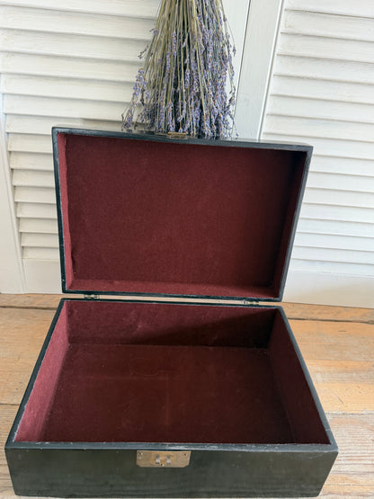 vintage houten opbergdoos, handbeschilderde houten doos, vintage sieradendoos, zwarte houten doos met bloemen, beschilderde opbergdoos, vintage bloemendoos, brocante opbergdoos, vintage bewaardoos, Sofia&
