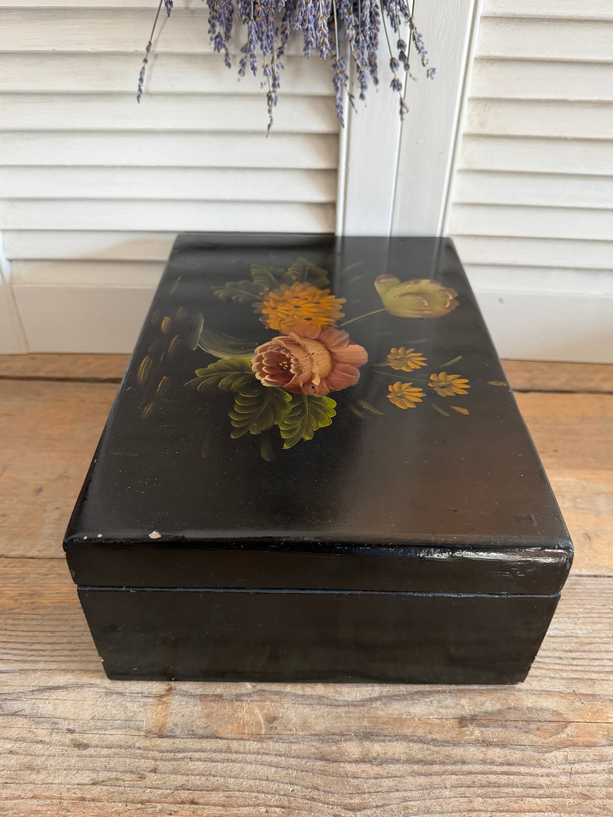 Vintage handbeschilderde houten opbergdoos met bloemen