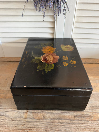 Vintage handbeschilderde houten opbergdoos met bloemen