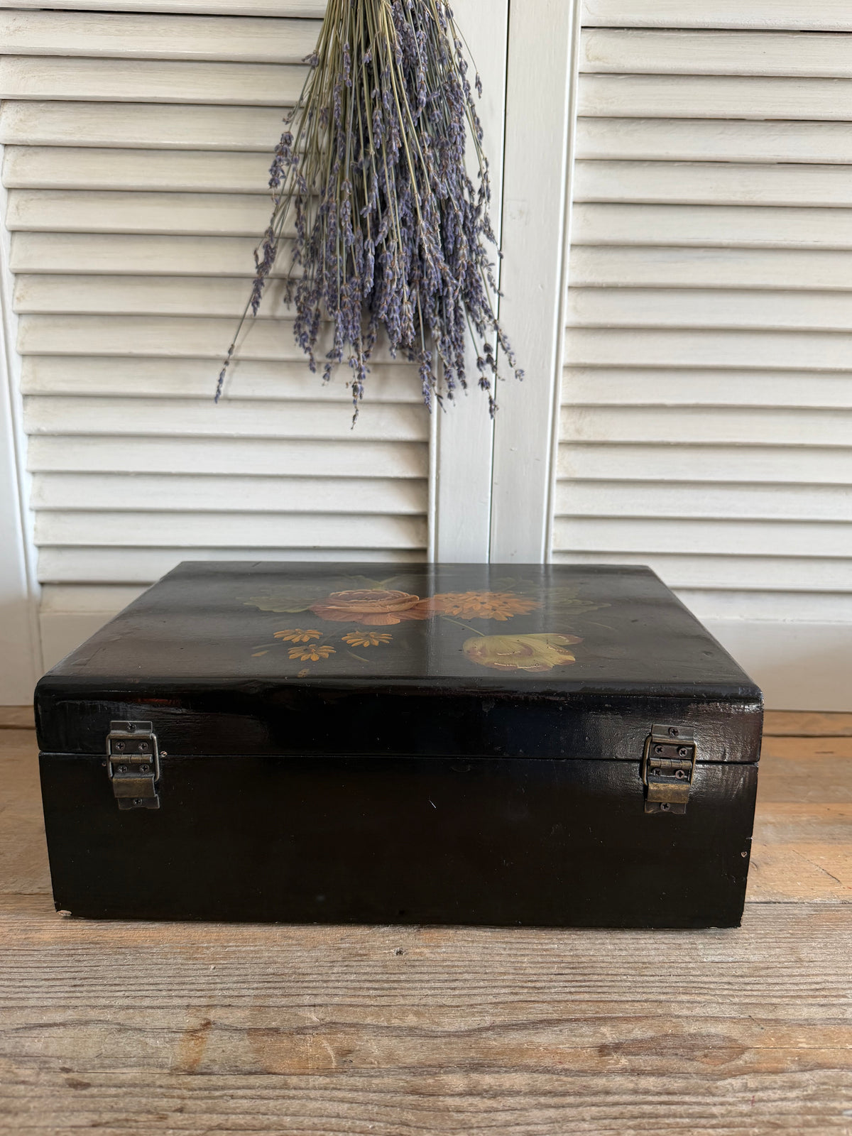 Vintage handbeschilderde houten opbergdoos met bloemen
