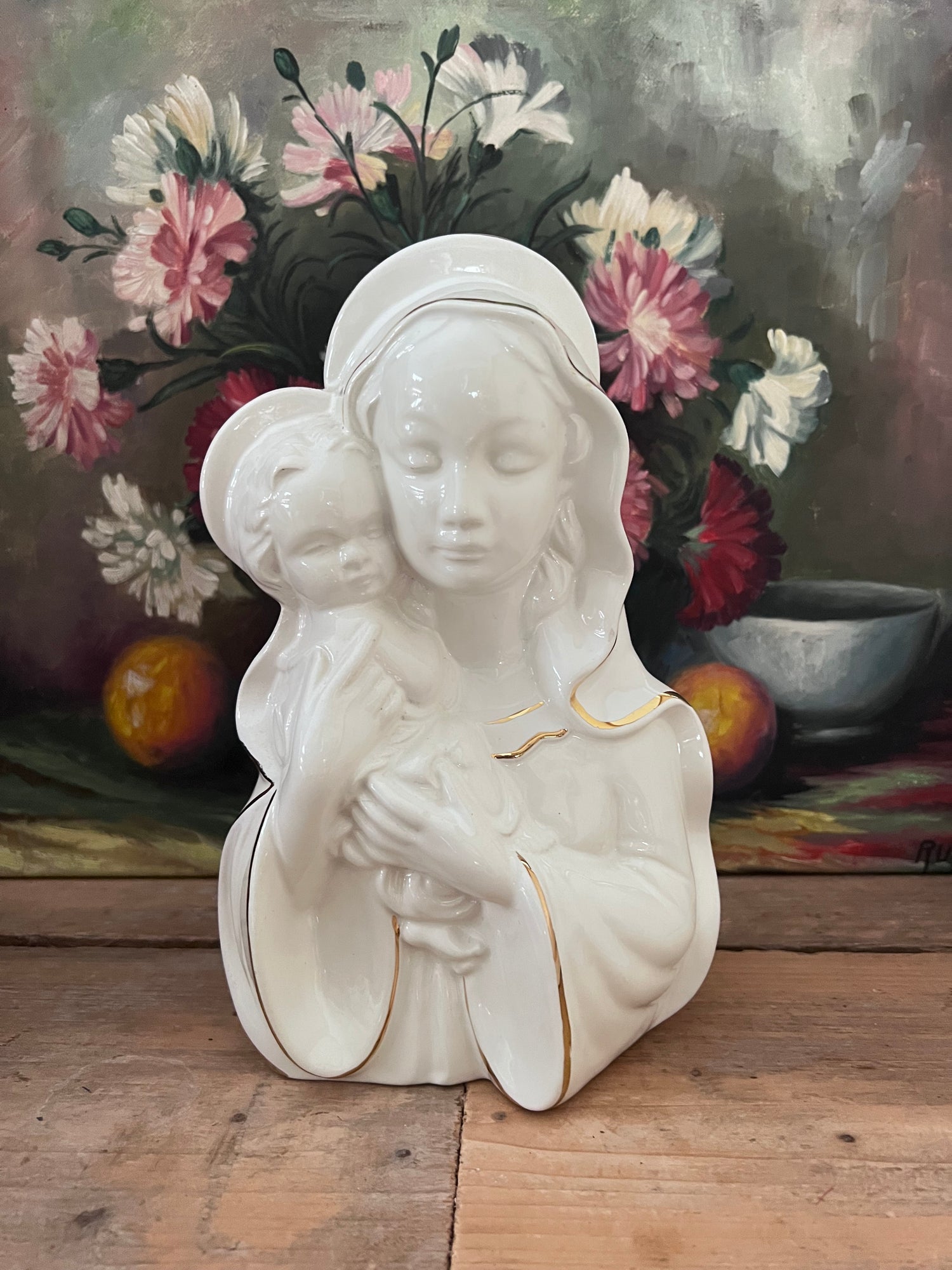 wit Moeder Maria beeld, keramisch Moeder Maria beeld, Moeder Maria beeld jaren 80, religieus beeld keramiek, Moeder Maria decoratie, vintage Moeder Maria beeld, Moeder Maria met goudaccenten, keramiek religieus beeld, spirituele woondecoratie
