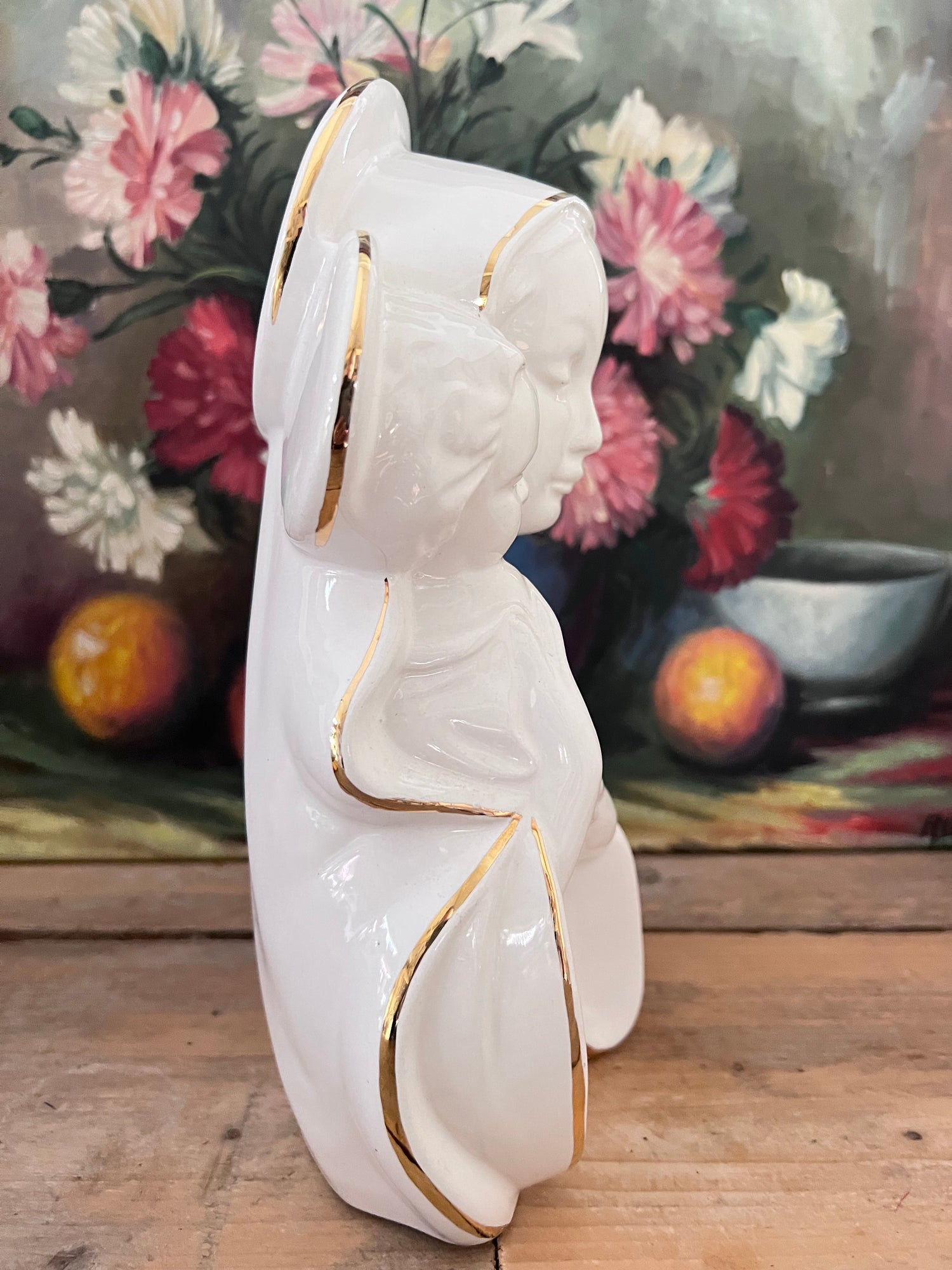 wit Moeder Maria beeld, keramisch Moeder Maria beeld, Moeder Maria beeld jaren 80, religieus beeld keramiek, Moeder Maria decoratie, vintage Moeder Maria beeld, Moeder Maria met goudaccenten, keramiek religieus beeld, spirituele woondecoratie