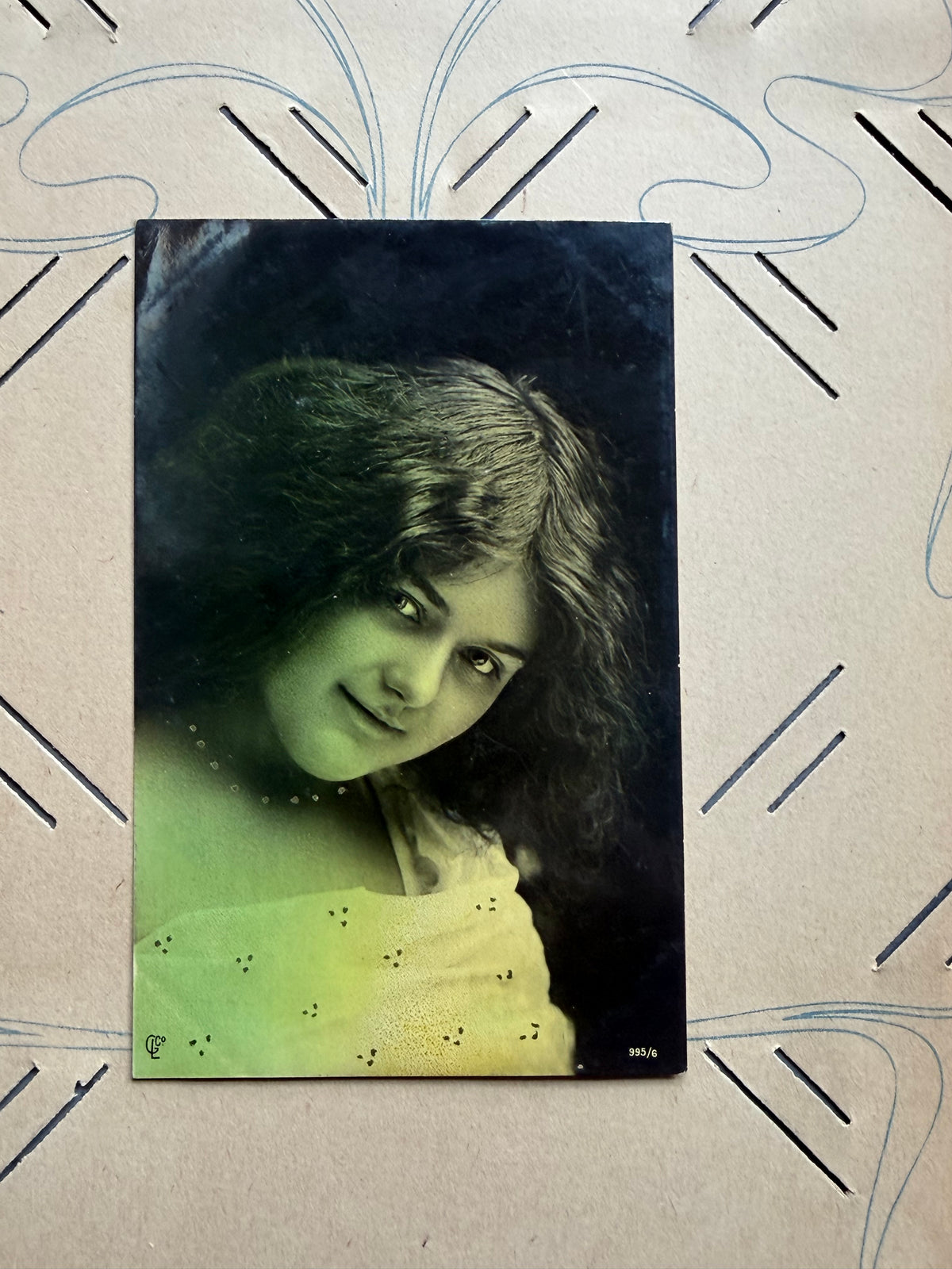 Antieke ansichtkaarten, oude postkaarten, damesportretten, Belle Epoque, romantische fotokaarten,antieke fotografie, ingekleurde ansichtkaarten, vintage emphemera, brocante decoratie, kaarten verzamelen, Sofia&