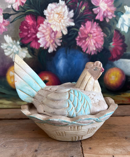 houten kip op nest, jaren 90 houtsnijwerk, dekseldoosje kip, pasteltinten houten decoratie, vintage houten doosje, opbergdoosje paaseitjes, handgemaakt houten souvenir, retro houten woonaccessoires, charmant houten doosje, uniek houtsnijwerk decor.