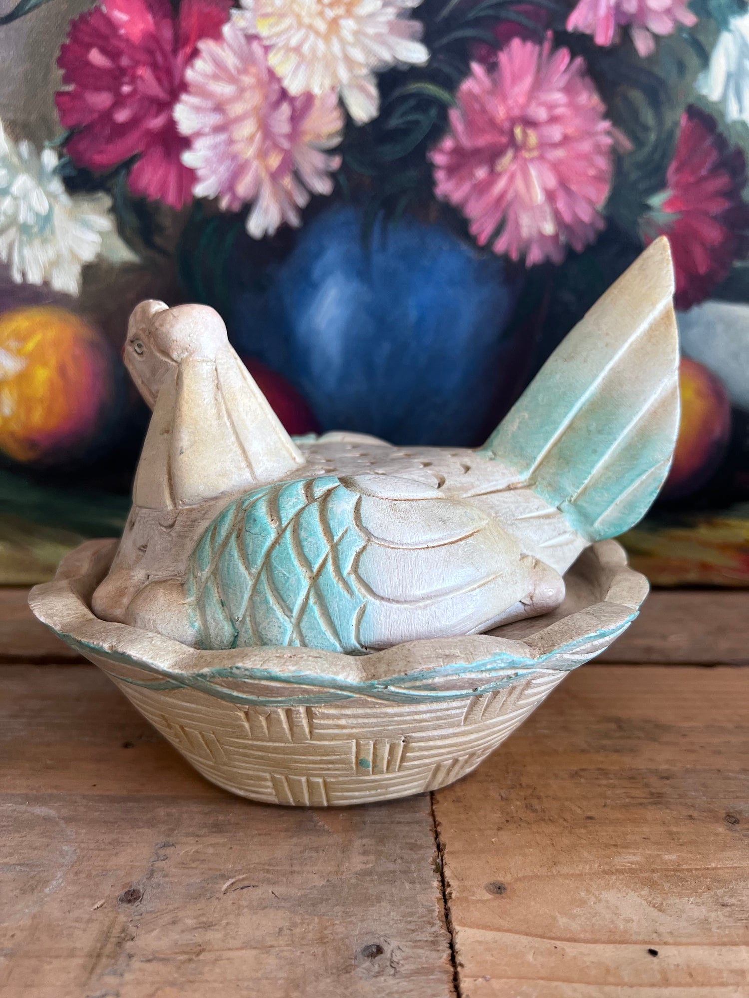 houten kip op nest, jaren 90 houtsnijwerk, dekseldoosje kip, pasteltinten houten decoratie, vintage houten doosje, opbergdoosje paaseitjes, handgemaakt houten souvenir, retro houten woonaccessoires, charmant houten doosje, uniek houtsnijwerk decor.