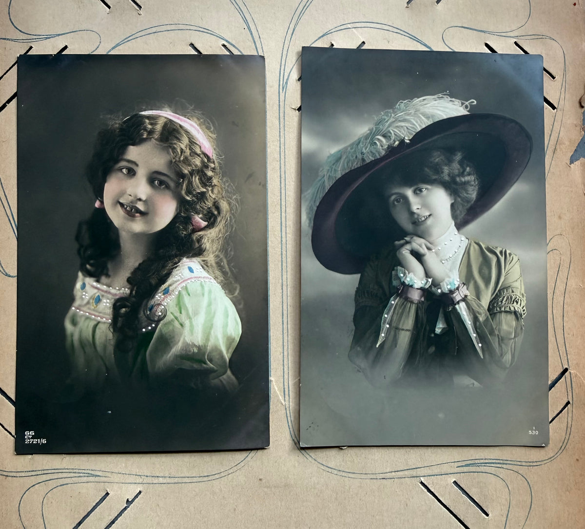 Antieke portretkaarten, belle epoque ansichtkaarten uit 1910, antieke damesportretten, handgekleurde ansichtkaarten, Edwardiaanse mode, oude fotografie, vintage damesportretten, antieke mode, ephemera, Sofia&