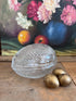 Avon snuisterijdoosje, glazen ei doosje, vintage sieradendoosje, decoratief glazen doosje, Avon collectible, glazen snuisterijdoos, klein opbergdoosje glas, elegant sieradendoosje, uniek cadeau glas, vintage glaswerk. 1977