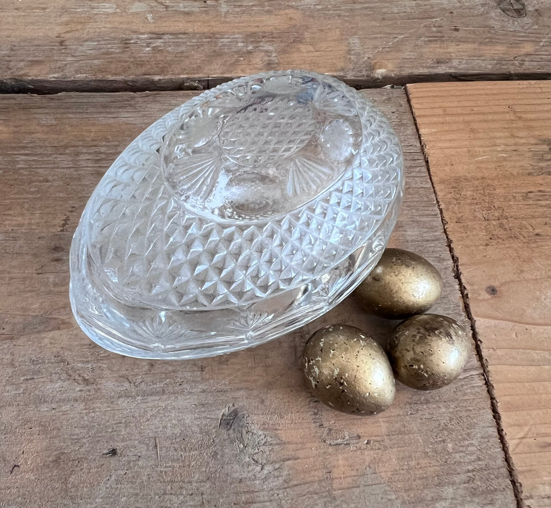 Avon snuisterijdoosje, glazen ei doosje, vintage sieradendoosje, decoratief glazen doosje, Avon collectible, glazen snuisterijdoos, klein opbergdoosje glas, elegant sieradendoosje, uniek cadeau glas, vintage glaswerk. 1977