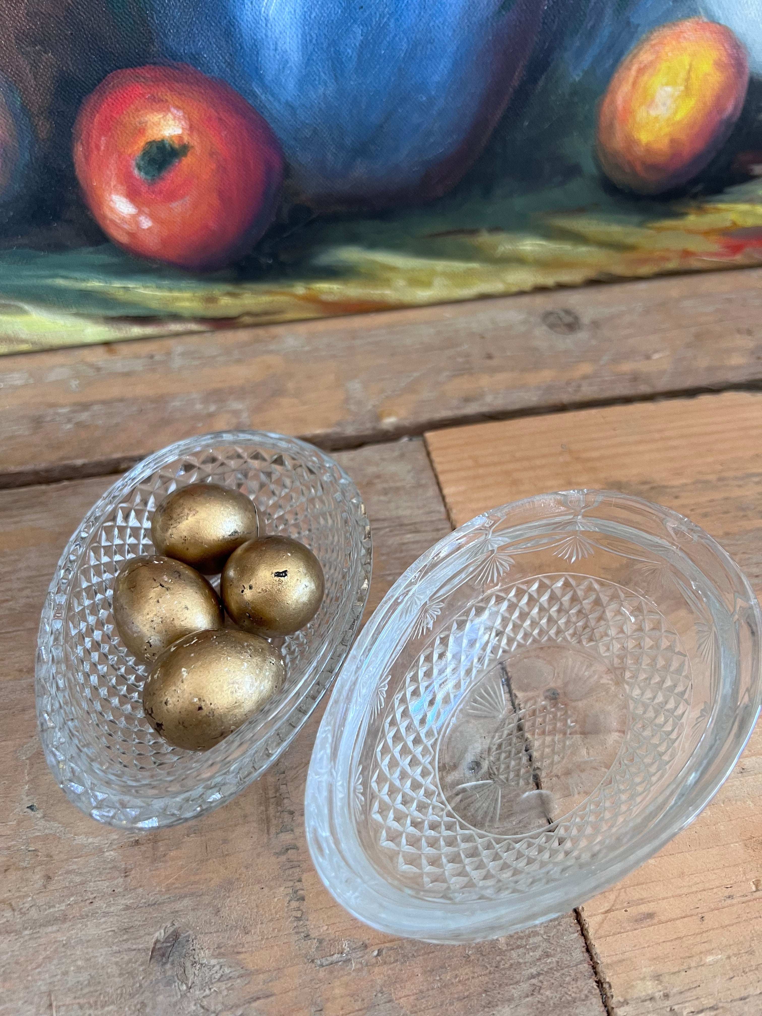 Avon snuisterijdoosje, glazen ei doosje, vintage sieradendoosje, decoratief glazen doosje, Avon collectible, glazen snuisterijdoos, klein opbergdoosje glas, elegant sieradendoosje, uniek cadeau glas, vintage glaswerk.