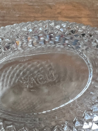 Avon snuisterijdoosje, glazen ei doosje, vintage sieradendoosje, decoratief glazen doosje, Avon collectible, glazen snuisterijdoos, klein opbergdoosje glas, elegant sieradendoosje, uniek cadeau glas, vintage glaswerk.