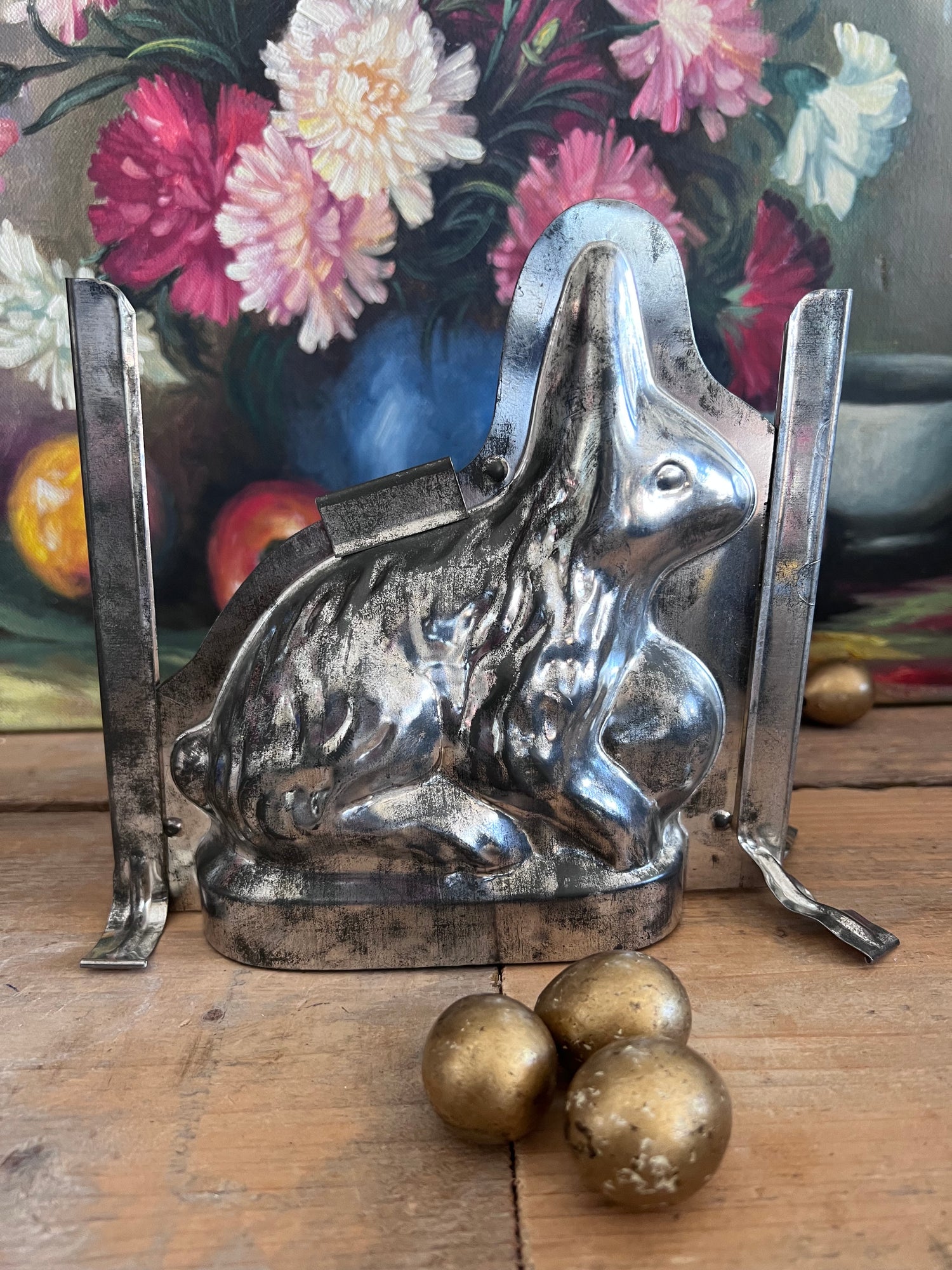 vintage chocoladevorm, chocoladevorm paashaas, retro bakvorm Pasen, paashaas chocolade mal, traditionele chocoladevorm, nostalgische chocoladevorm, vintage keukengerei, paasdecoratie bakvorm, chocolade maken vorm, uniek paasgeschenk.