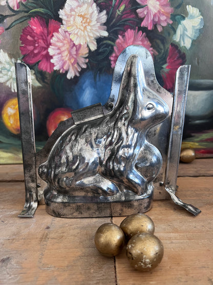 vintage chocoladevorm, chocoladevorm paashaas, retro bakvorm Pasen, paashaas chocolade mal, traditionele chocoladevorm, nostalgische chocoladevorm, vintage keukengerei, paasdecoratie bakvorm, chocolade maken vorm, uniek paasgeschenk.