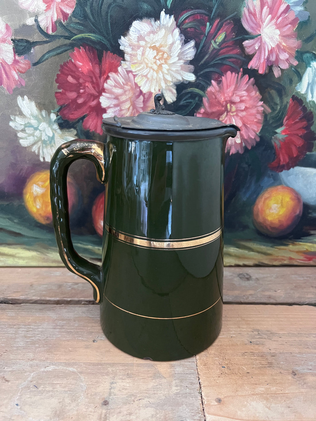 groene antieke kan, antiek keramiek, antieke kan met goudkleurige biezen, Engelse keramiek, vintage keramische kan, decoratieve antieke kan, keramiek Engeland, antieke theekan, antiek servies, luxe antieke kan.