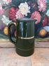 groene antieke kan, antiek keramiek, antieke kan met goudkleurige biezen, Engelse keramiek, vintage keramische kan, decoratieve antieke kan, keramiek Engeland, antieke theekan, antiek servies, luxe antieke kan.