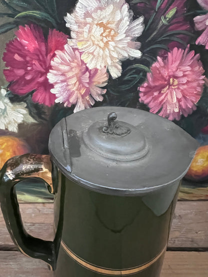 groene antieke kan, antiek keramiek, antieke kan met goudkleurige biezen, Engelse keramiek, vintage keramische kan, decoratieve antieke kan, keramiek Engeland, antieke theekan, antiek servies, luxe antieke kan.