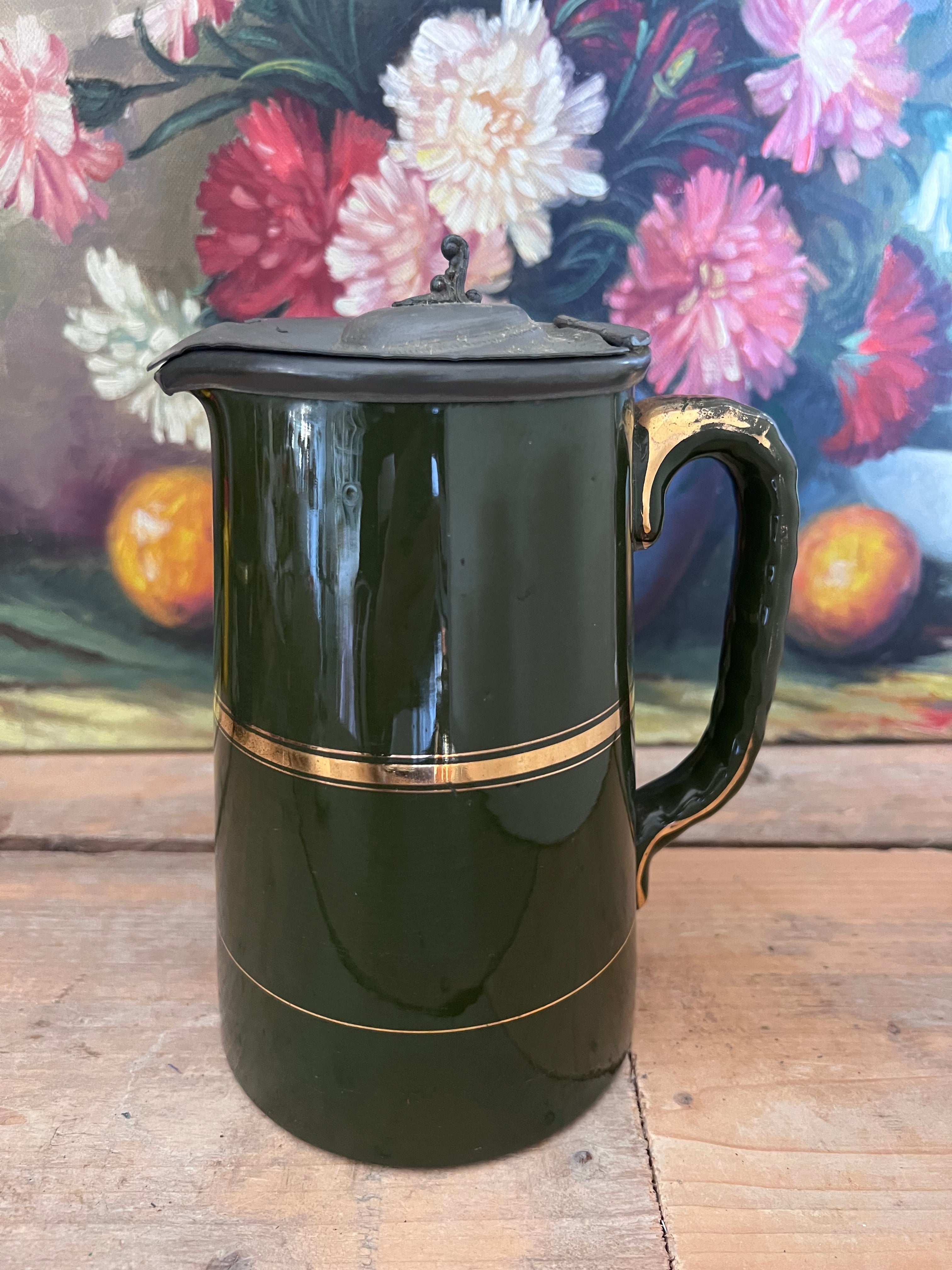 groene antieke kan, antiek keramiek, antieke kan met goudkleurige biezen, Engelse keramiek, vintage keramische kan, decoratieve antieke kan, keramiek Engeland, antieke theekan, antiek servies, luxe antieke kan.