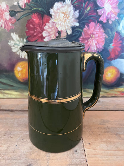 groene antieke kan, antiek keramiek, antieke kan met goudkleurige biezen, Engelse keramiek, vintage keramische kan, decoratieve antieke kan, keramiek Engeland, antieke theekan, antiek servies, luxe antieke kan.