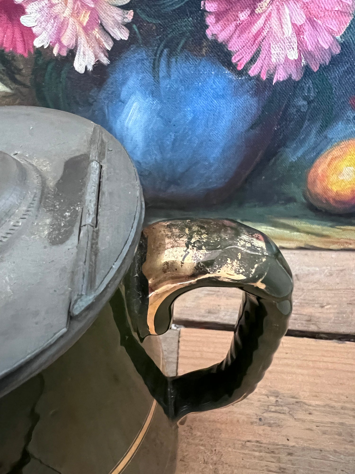 groene antieke kan, antiek keramiek, antieke kan met goudkleurige biezen, Engelse keramiek, vintage keramische kan, decoratieve antieke kan, keramiek Engeland, antieke theekan, antiek servies, luxe antieke kan.