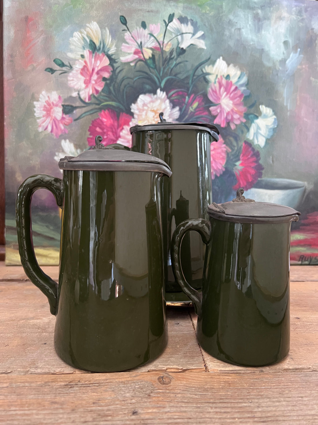 
antieke groene kannen, antiek keramiek, Engelse keramiek, keramische kannen set, tinnen deksel kannen, antieke kannen set, vintage keramiek, antieke thee- en koffiekannen, decoratieve antieke kannen, keramiek Engeland.