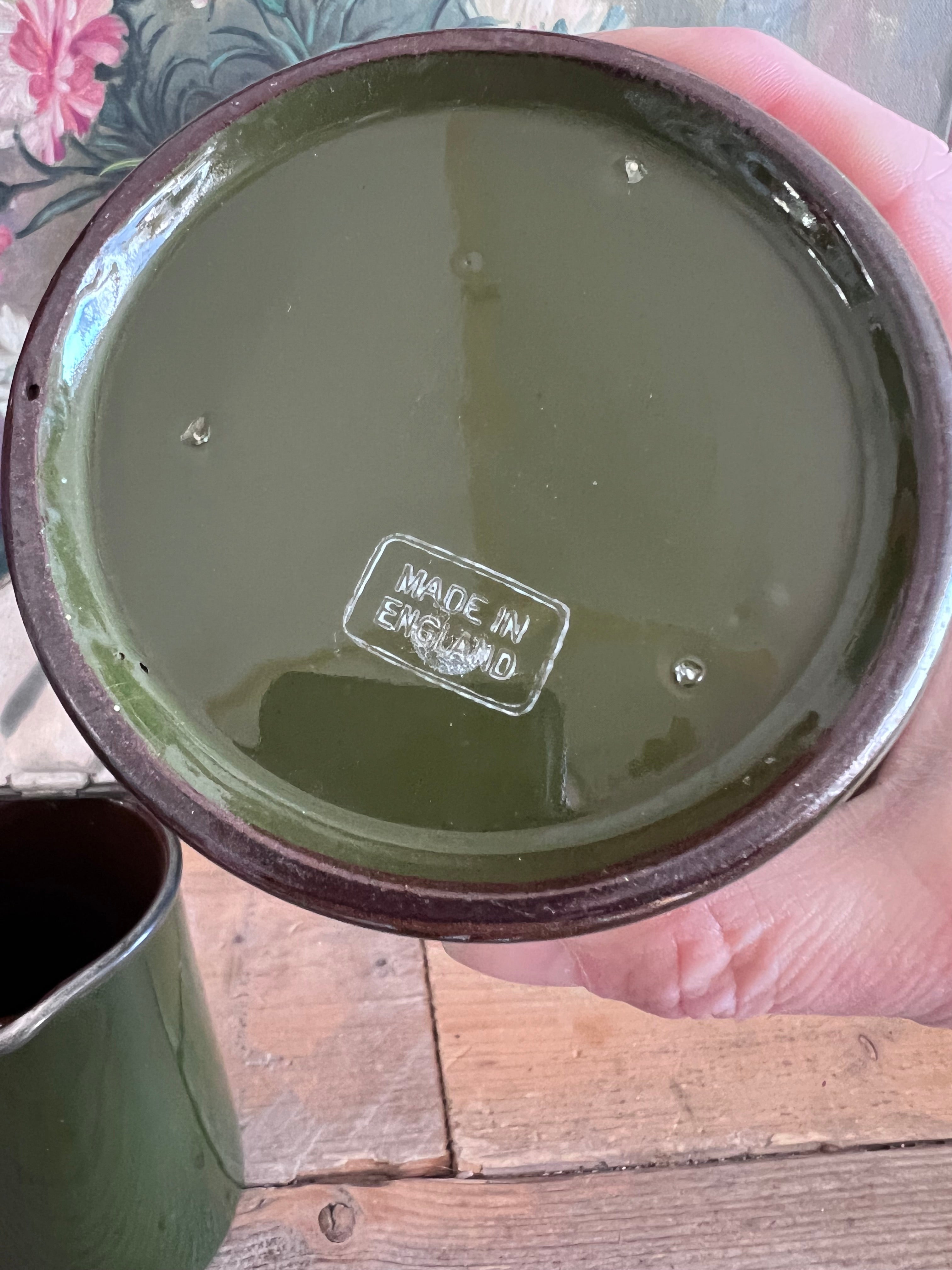 
antieke groene kannen, antiek keramiek, Engelse keramiek, keramische kannen set, tinnen deksel kannen, antieke kannen set, vintage keramiek, antieke thee- en koffiekannen, decoratieve antieke kannen, keramiek Engeland.