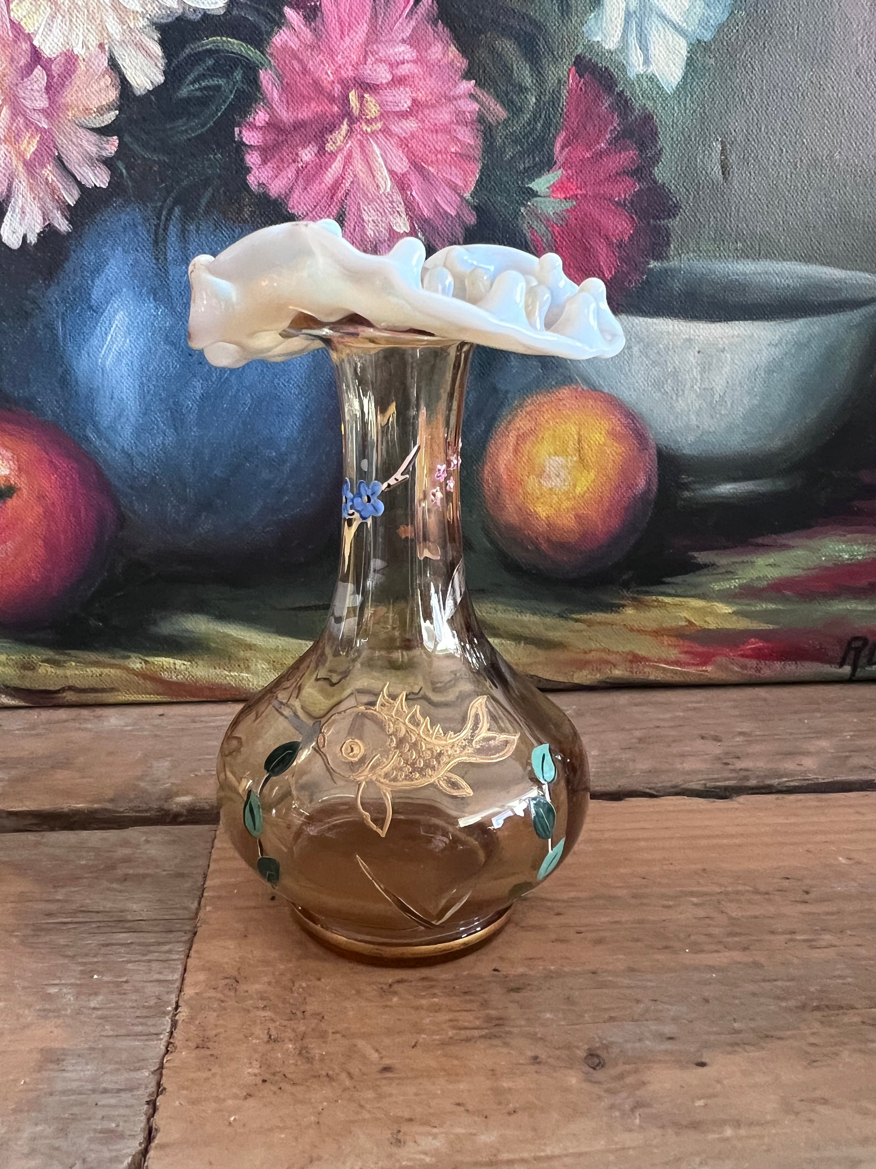 
antiek Harrach vaasje, boho vaasje, Harrach glaswerk, emaille beschilderd vaasje, antiek glas Tsjechië, bohemian decoratie, Harrachov vaasje, vintage emaille vaas, handbeschilderd antiek vaasje, decoratief glaswerk.