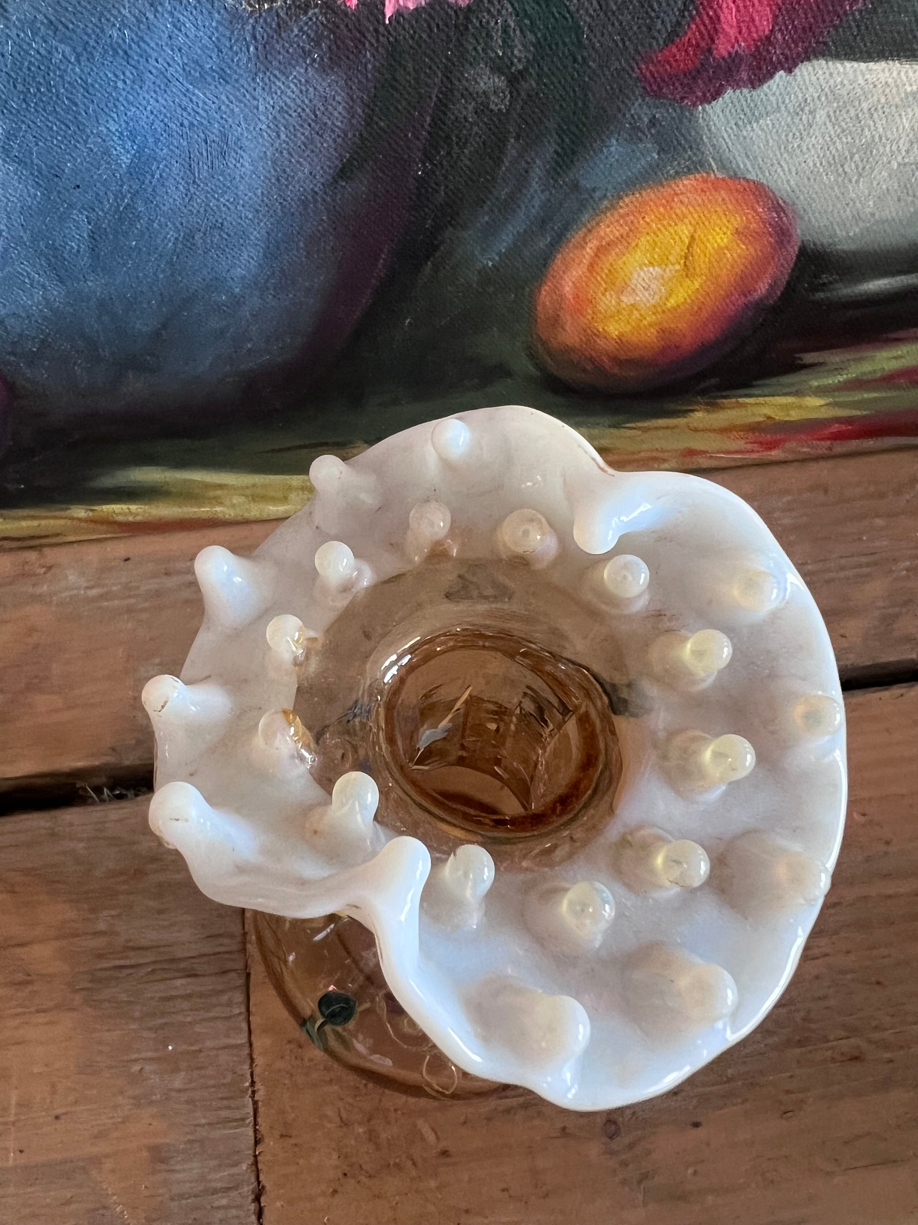 
antiek Harrach vaasje, boho vaasje, Harrach glaswerk, emaille beschilderd vaasje, antiek glas Tsjechië, bohemian decoratie, Harrachov vaasje, vintage emaille vaas, handbeschilderd antiek vaasje, decoratief glaswerk.