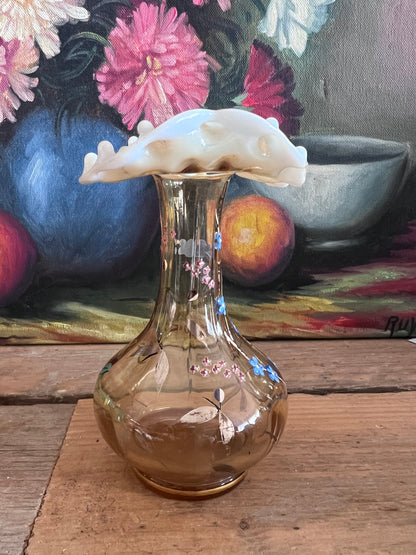 
antiek Harrach vaasje, boho vaasje, Harrach glaswerk, emaille beschilderd vaasje, antiek glas Tsjechië, bohemian decoratie, Harrachov vaasje, vintage emaille vaas, handbeschilderd antiek vaasje, decoratief glaswerk.