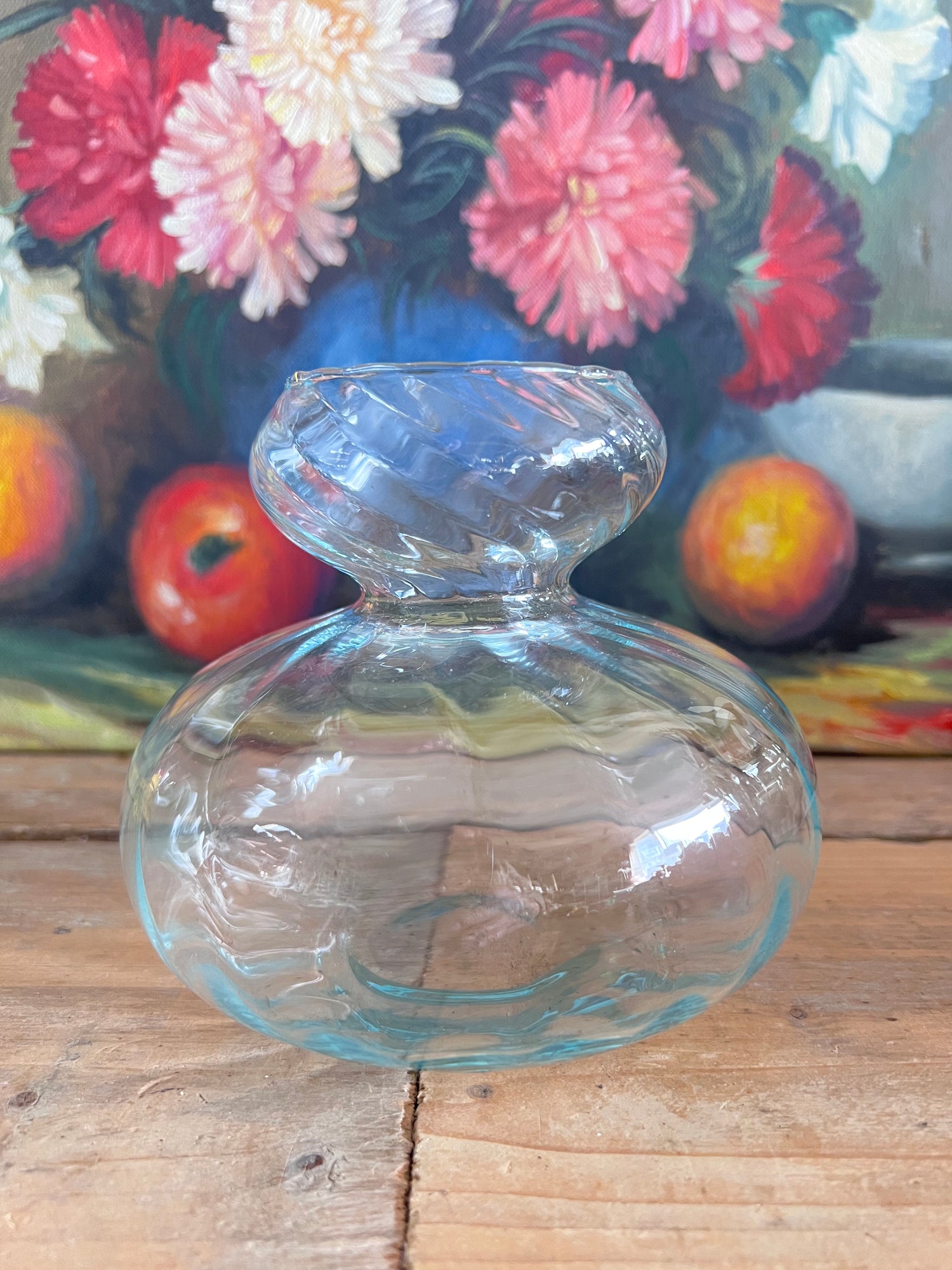 
bollenvaas swirl, blauwe bollenvaas, glazen bollenvaas, unieke bollenvaas, decoratieve vaas blauw, design vaas glas, moderne bollenvaas, glazen vaas met blauwe zweem, kunstzinnige bollenvaas, stijlvolle vaas voor bloemen