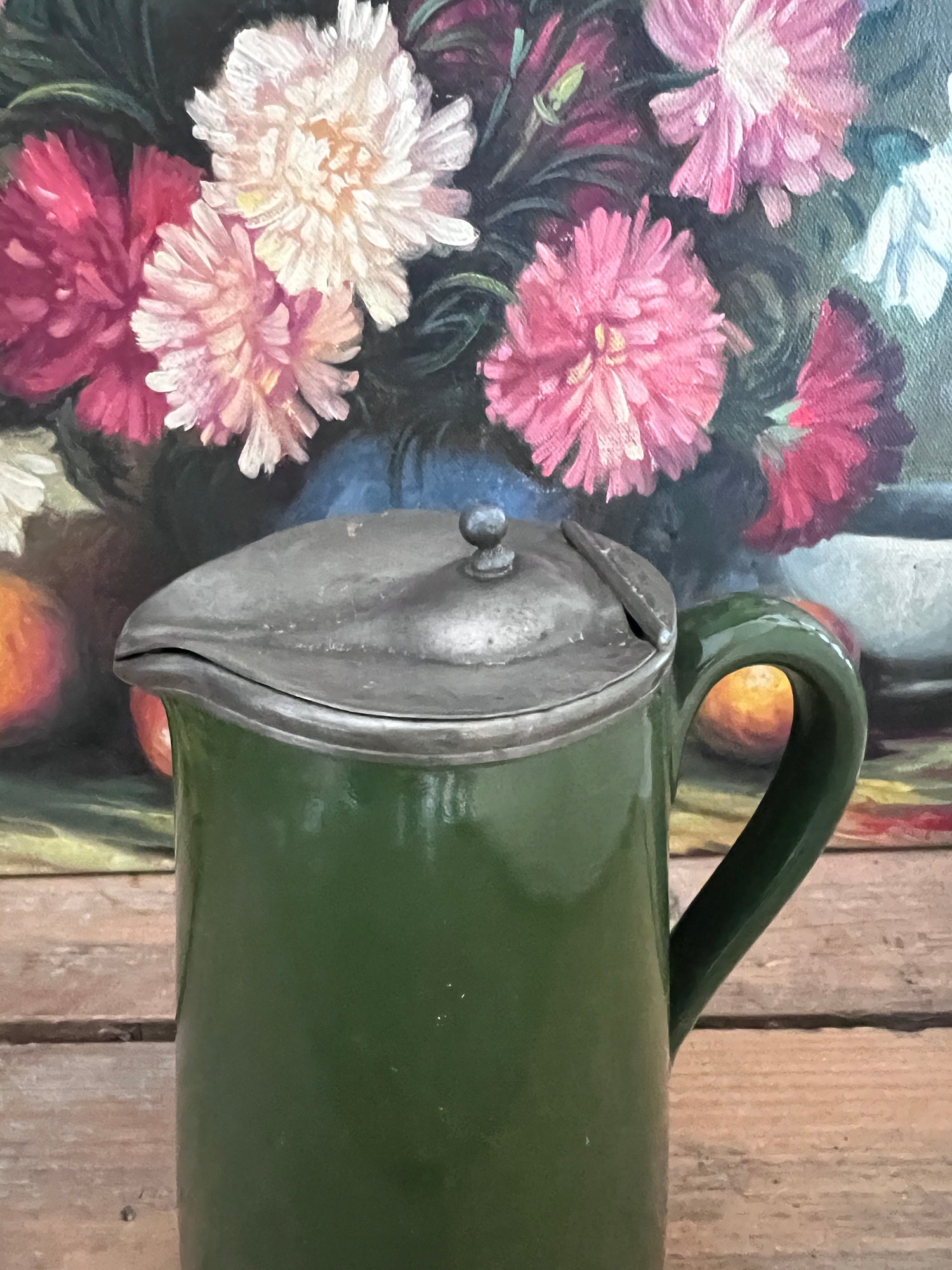 groene antieke kan, antieke kan met tinnen deksel, antiek keramiek, Engelse keramiek, vintage keramische kan, tinnen deksel kan, antieke theekan, decoratieve antieke kan, keramiek Engeland, antieke drankenkan.