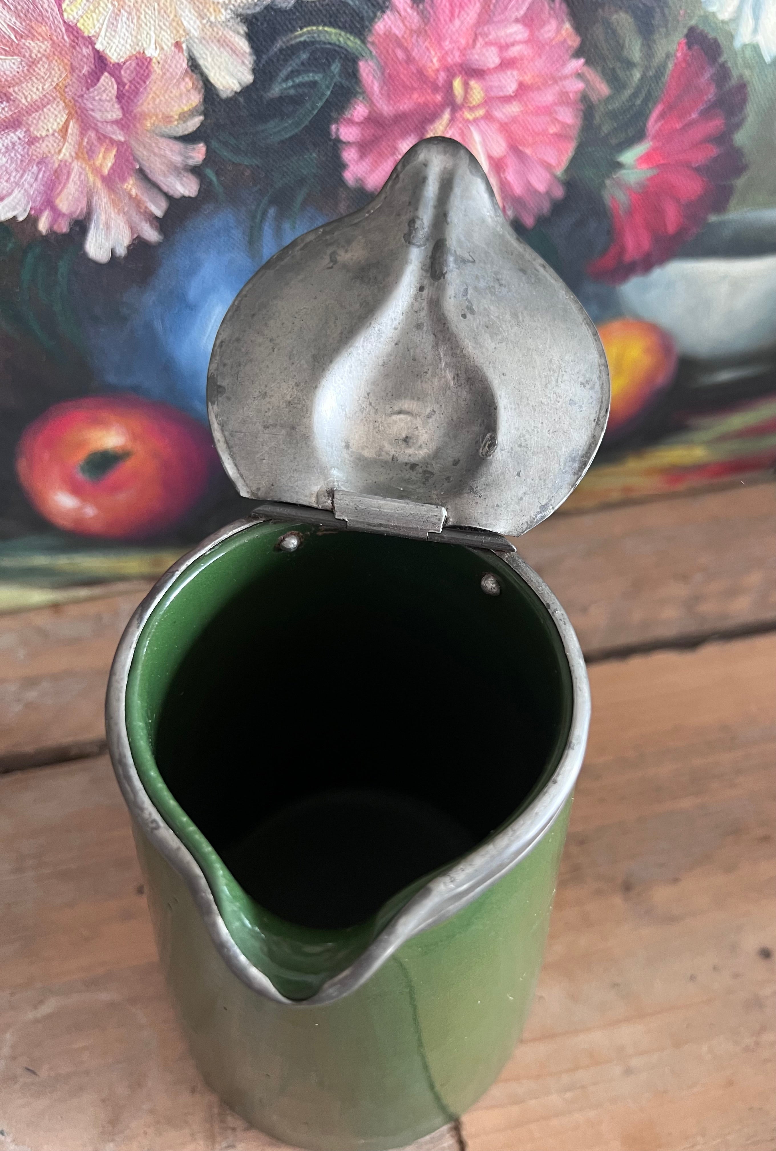 groene antieke kan, antieke kan met tinnen deksel, antiek keramiek, Engelse keramiek, vintage keramische kan, tinnen deksel kan, antieke theekan, decoratieve antieke kan, keramiek Engeland, antieke drankenkan.