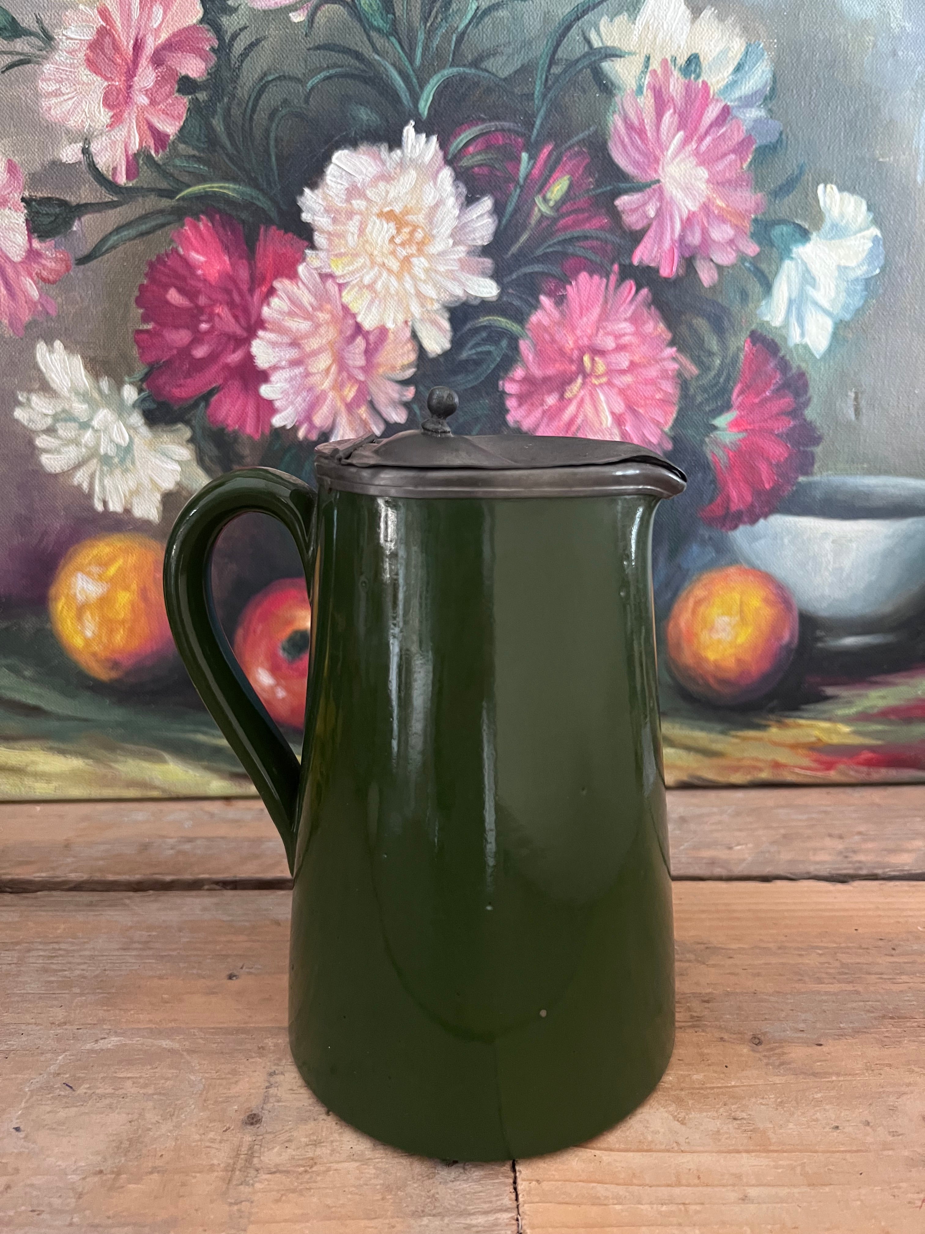 groene antieke kan, antieke kan met tinnen deksel, antiek keramiek, Engelse keramiek, vintage keramische kan, tinnen deksel kan, antieke theekan, decoratieve antieke kan, keramiek Engeland, antieke drankenkan.