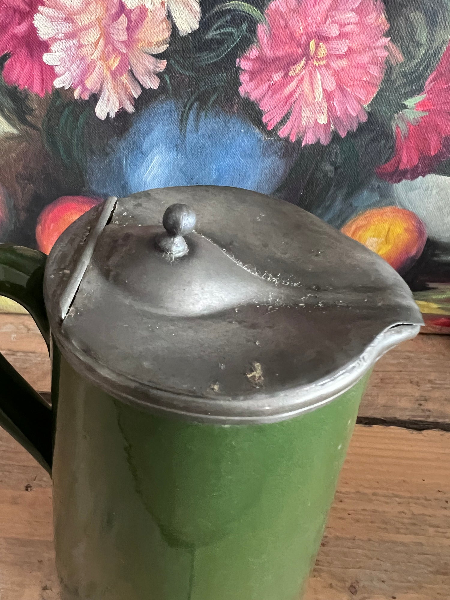 groene antieke kan, antieke kan met tinnen deksel, antiek keramiek, Engelse keramiek, vintage keramische kan, tinnen deksel kan, antieke theekan, decoratieve antieke kan, keramiek Engeland, antieke drankenkan.