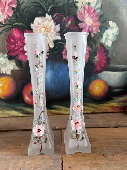 vintage vaasjes, handbeschilderde vaasjes, mat glas vaas, solofleur vaas, zalmroze bloemen vaas, bloemenvazen vintage, decoratieve vaasjes, vintage woonaccessoires, handgemaakte vazen, kleine bloemenvazen
