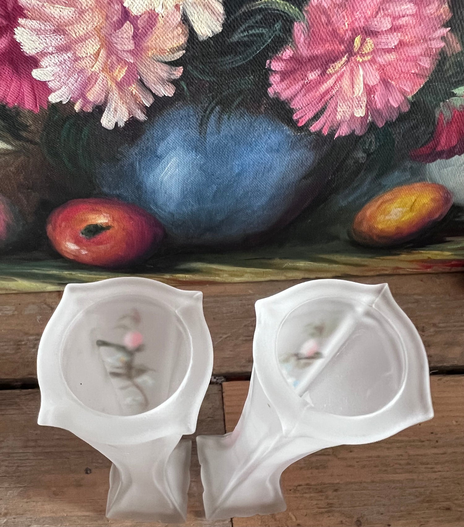 vintage vaasjes, handbeschilderde vaasjes, mat glas vaas, solofleur vaas, zalmroze bloemen vaas, bloemenvazen vintage, decoratieve vaasjes, vintage woonaccessoires, handgemaakte vazen, kleine bloemenvazen
