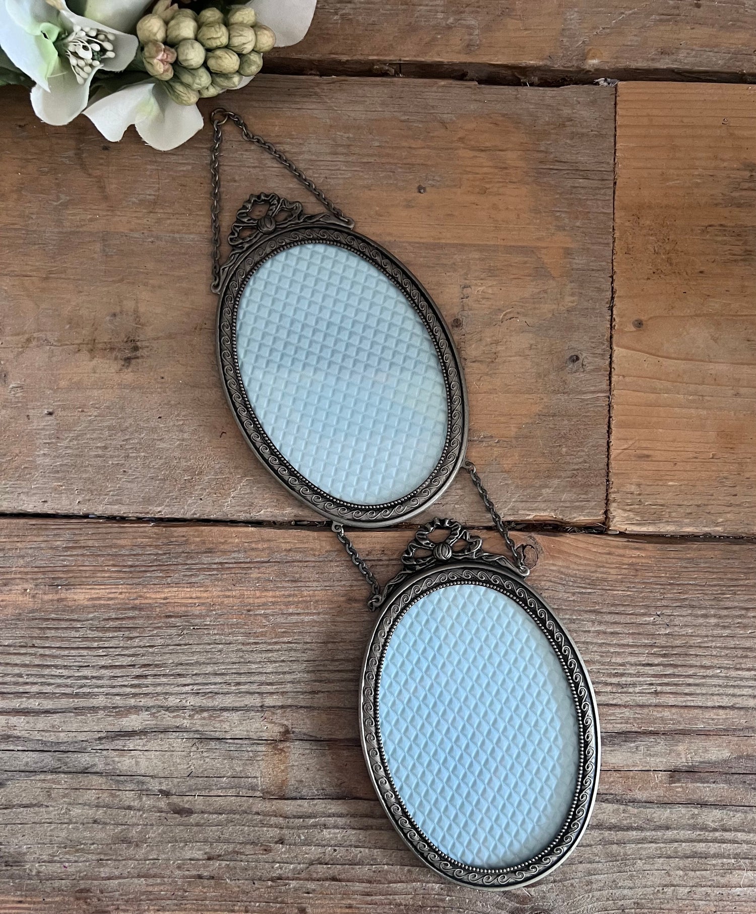 ovale lijstjes, dubbele lijstjes met strik, ovale fotolijst, decoratieve wandlijst, fotolijst met strik, vintage wanddecoratie, creatieve fotolijst, lijstjes set, interieurdecoratie lijstjes