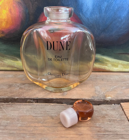 
lege Dior fles, Dune Eau de Toilette fles, Christiaan Dior parfumfles, lege parfumfles glas, Dior verzamelobject, parfumfles decoratie, luxe parfum fles, Dune parfum fles leeg, Dior parfum accessoire, parfum fles glas decoratie, Dune Dior fles kopen