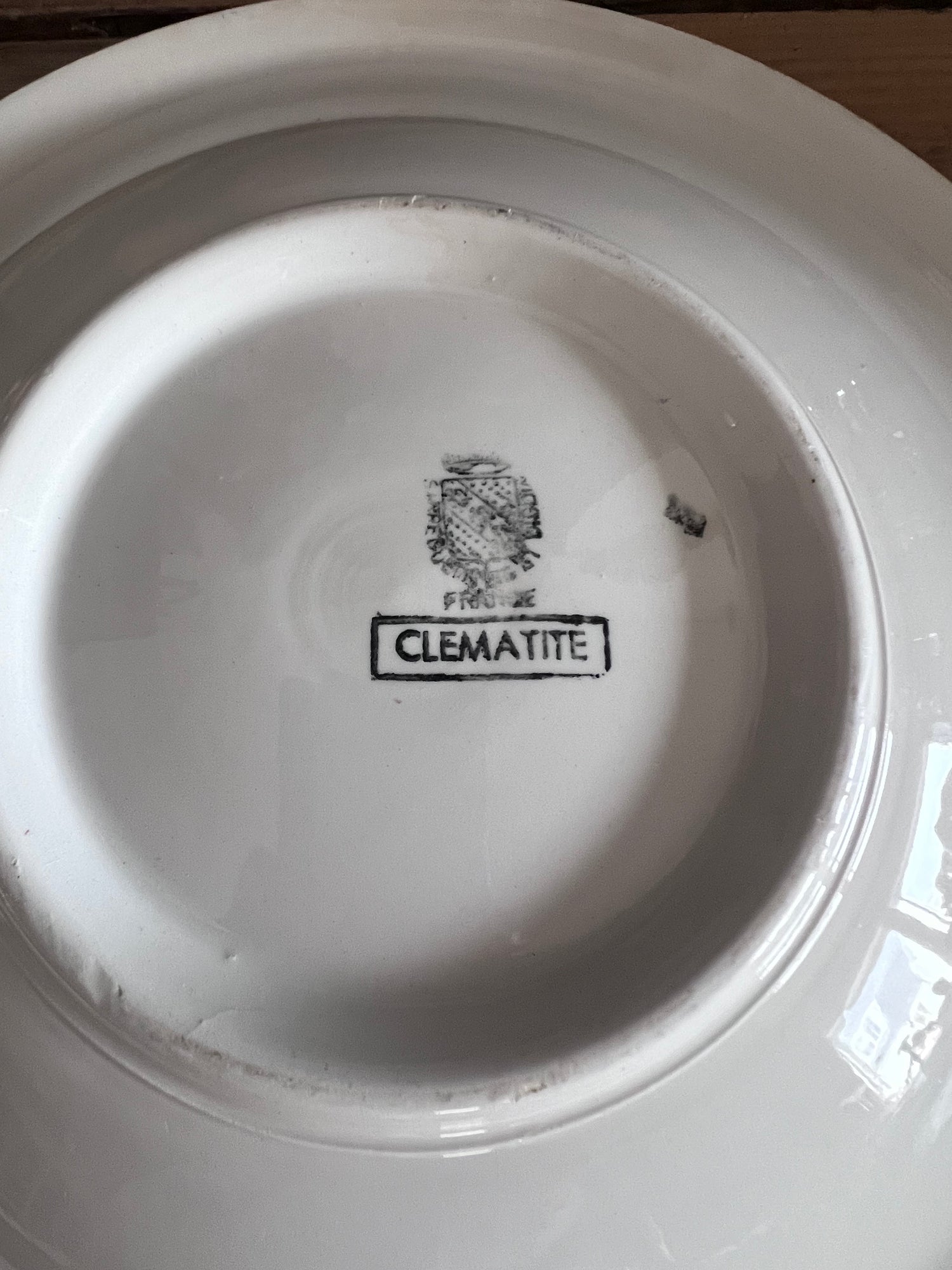 vintage schaal Frankrijk, aardewerken schaal vintage, Clematite schaal, schaal met clematis afbeelding, Frans aardewerk, vintage servies, Clematite aardewerk, decoratieve schaal, Franse vintage decoratie, botanische schaal vintage