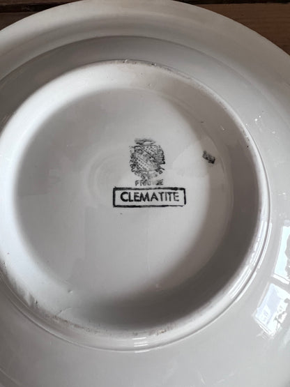 vintage schaal Frankrijk, aardewerken schaal vintage, Clematite schaal, schaal met clematis afbeelding, Frans aardewerk, vintage servies, Clematite aardewerk, decoratieve schaal, Franse vintage decoratie, botanische schaal vintage