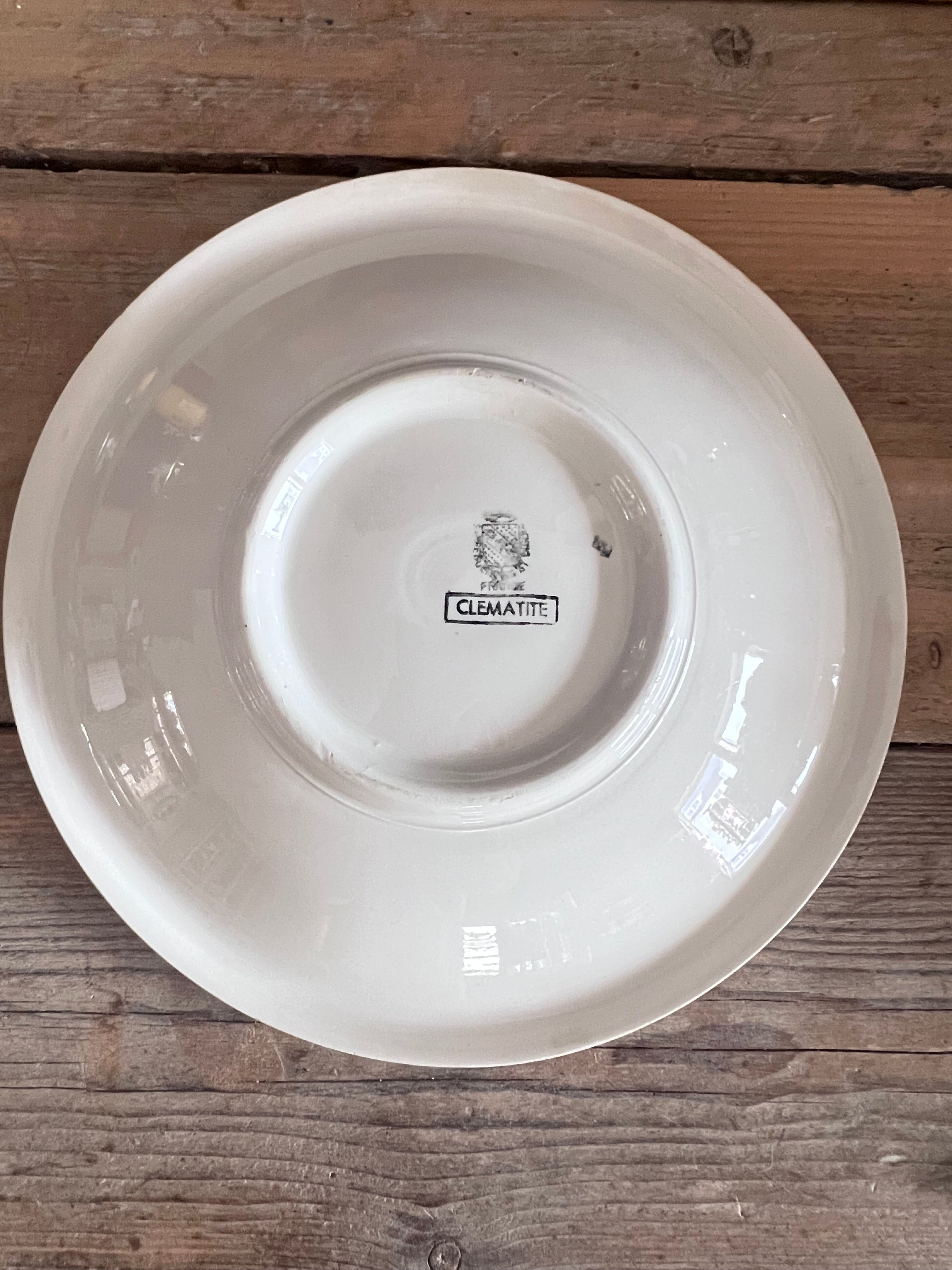 vintage schaal Frankrijk, aardewerken schaal vintage, Clematite schaal, schaal met clematis afbeelding, Frans aardewerk, vintage servies, Clematite aardewerk, decoratieve schaal, Franse vintage decoratie, botanische schaal vintage