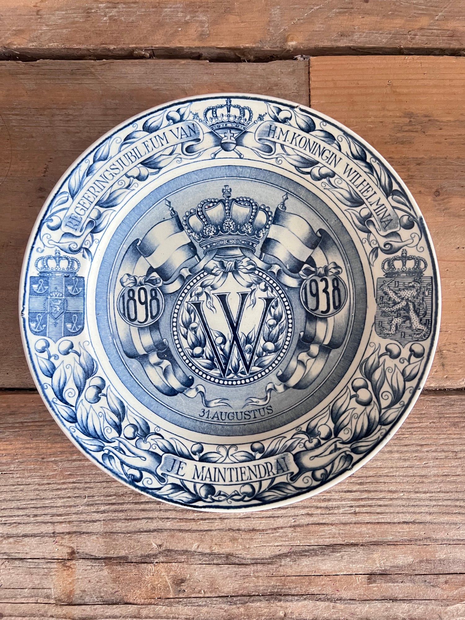  herdenkingsbord Wilhelmina, regeringsjubileum bord, koninklijk verzamelobject, 40 jaar jubileum bord, vintage herdenkingsbord. Sfinx, Petrus regout