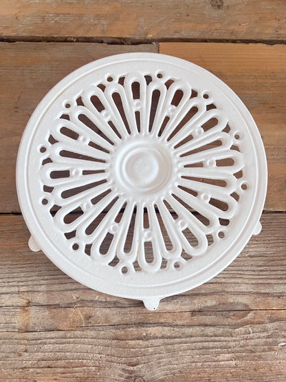 vintage Le Creuset onderzetter, Cousances gietijzeren onderzetter, geëmailleerde onderzetter wit, Franse Le Creuset accessoires, gietijzeren onderzetter vintage, Le Creuset keukenaccessoires, ronde onderzetter gietijzer, duurzame onderzetter, Le Creuset Cousances vintage, hittebestendige onderzetter